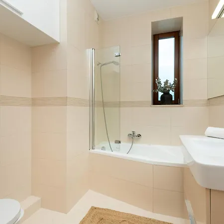 Sea Towers Luxury With Parking & Balcony Near The Bay By Renters Prestige *